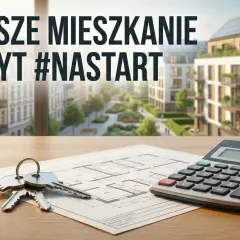 Klucze, kalkulator i plan mieszkania na stole. Napis "Pierwsze mieszkanie i kredyt #NASTART" sugeruje, że to materiał o kredyt dla młodych 2026.