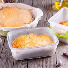 Lasagne in Behältern bereit zum Einfrieren. So einfach lässt sich leckere Lasagne einfrieren und später genießen.