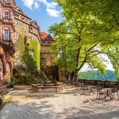Zamek Książ zachwyca architekturą i zielenią. Wiele pozytywnych opinii potwierdza jego urok.