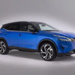 Niebieski Nissan Qashqai z eleganckimi felgami, które podkreślają jego rozmiar opon. Idealny do miasta i na dalsze trasy.