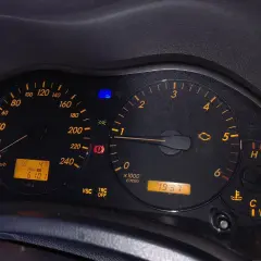 Deska rozdzielcza Toyoty z kontrolką DTC C1201, wskazaniem temperatury zewnętrznej 4°C i przebiegiem 610.1 km.