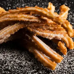 Churros posypane cukrem, idealne na słodką przekąskę. Pyszny churros przepis na wyciągnięcie ręki.