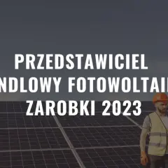 Dwóch mężczyzn w kaskach analizuje dokumenty na tle paneli fotowoltaicznych. Temat: ile zarabia przedstawiciel fotowoltaiki w 2023 roku.