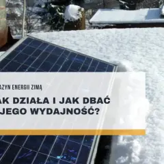Panel słoneczny na dachu pokrytym śniegiem, symbolizujący niezależność energetyczną off grid zimą.