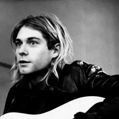 Kurt Cobain, ikona grunge, z gitarą. Jego przedwczesna kurt cobain śmierć wstrząsnęła światem muzyki.