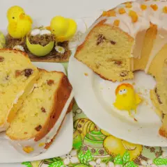 Pyszna babka drożdżowa, jak z przepisu babci, z rodzynkami i lukrem. Idealna na Wielkanoc.