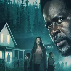 Harold Perrineau i en kuslig scen med ett hus och en skog. En familj står framför huset, medan Perrineau tittar intensivt mot kameran.