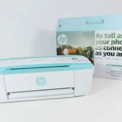 Drukarka HP DeskJet Ink Advantage 3785 i jej pudełko. Dowiedz się, jak drukować z telefonu na drukarce HP DeskJet.