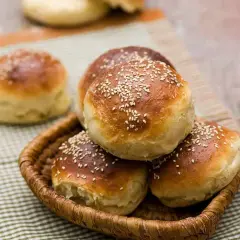 Gdzie kupić bułki maślane do burgerów? Najlepsze miejsca i porady