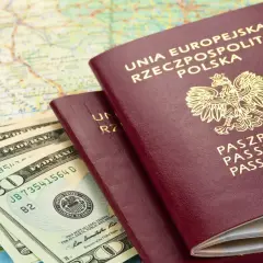 Polskie paszporty, banknoty dolarowe i mapa. Planujesz podróż do Rumunii?