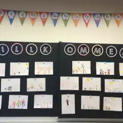 Willkommen zum Elternabend Grundschule! Kinderzeichnungen schmücken die Tafel.