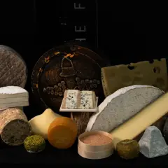 Sélection de fromages variés, un festin pour les yeux. Christophe, fromager passionné, a réuni ces délices.