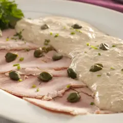 Fette sottili di carne rosa, guarnite con capperi e salsa cremosa, un classico vitel tonnè, origine piemontese.