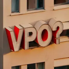 Letras corpóreas "VPO?" en una fachada. ¿Te pueden echar de una vivienda de protección oficial?