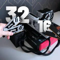Dwie ręce trzymają kości RAM, obok części komputera. Czy 16GB RAM wystarczy do gier w obecnych czasach?