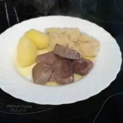 Sonntagsbraten mit Kartoffeln und Sauerkraut. So lecker, das ist, was ich am Sonntag koche!