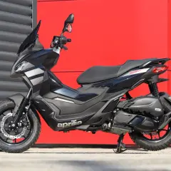Aprilia SR GT 125 negra, lista para la aventura urbana.