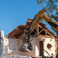 Gdzie zgłosić rozbiórkę budynku gospodarczego i uniknąć problemów?