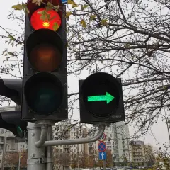 Sygnalizator S2 z zieloną strzałką w prawo. Główny sygnalizator pokazuje czerwone światło, co oznacza zakaz wjazdu.