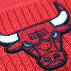 Czerwona czapka zimowa NBA z naszywką Chicago Bulls. Idealna dla fana koszykówki.