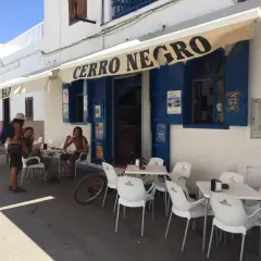 Gente disfrutando de un día soleado para tapear en las negras, en el bar "Cerro Negro".