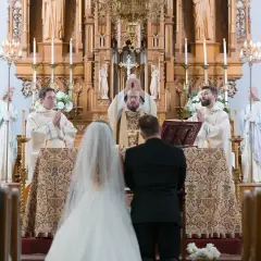 Ślub bez bierzmowania? Kościół robi wyjątki! Poradnik dla narzeczonych