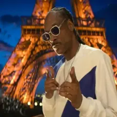 Snoop Dogg w Paryżu, jak z najlepszych filmów. W tle świecąca Wieża Eiffla.
