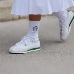 Jakie są teraz modne adidasy - odkryj najgorętsze trendy w sneakersach