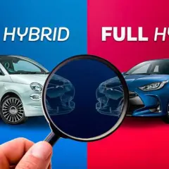 Confronto tra un'auto mild hybrid bianca e una full hybrid blu, analizzate da una lente d'ingrandimento.