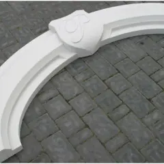 Biały, ozdobny łuk nad drzwiami z herbem, gotowy do montażu. Idealny, by nadać wejściu elegancki charakter.