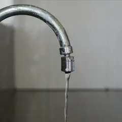 Słaby strumień wody z kranu. To objawy za mało wody w instalacji.