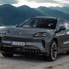 Nowy Porsche Cayenne 2025 w szarym kolorze, gotowy na przygodę wśród gór i jeziora.