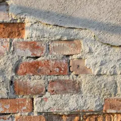 Czym uzupełnić ubytki w tynku cementowo-wapiennym, aby uniknąć problemów?