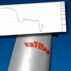 Wykres przedstawiający spadkowe rafako notowania na tle komina z logo firmy.