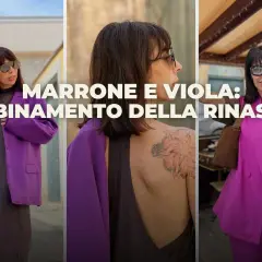 Donna con abito viola e marrone, un abbinamento che esce dalla routine.