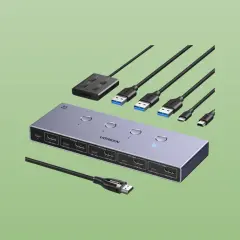 Ein KVM-Switch von UGREEN ermöglicht den Anschluss mehrerer PCs an einen Monitor und eine Tastatur/Maus. Hier ist ein 4-Port 8K KVM-Switch.