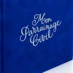 Livre bleu avec l'inscription "Mon Parrainage Civil" en lettres blanches cursives.