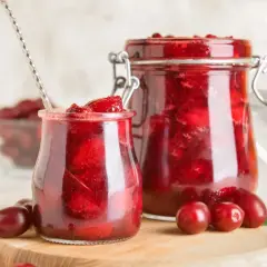 Dżem z derenia przepis: domowy, pyszny dżem z derenia w słoikach, gotowy do spożycia.