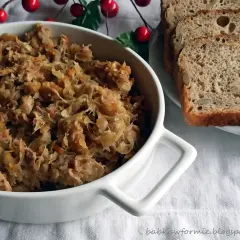 Pyszny bigos Ani, gotowany z pasją, podany z kromkami chleba żytniego.