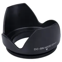 Czarna osłona przeciwsłoneczna na obiektyw z napisem "DC-SN HOOD 52mm".