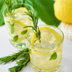 Orzeźwiające drinki z cytrynówką, lodem, miętą i rozmarynem. Idealne na upalne dni.