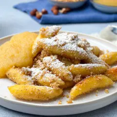 Schupfnudeln mit Apfelmus, bestäubt mit Puderzucker und Zimt. Ein Klassiker, der immer schmeckt!