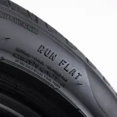Opona Pirelli z wyraźnym oznaczeniem RUN FLAT, informującym o możliwości jazdy po przebiciu.