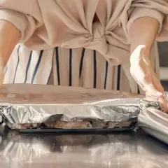 Przygotowanie potrawy do zamrożenia. Czy można mrozić w folii aluminiowej? Tak, folia aluminiowa chroni żywność przed wysychaniem i utratą smaku podczas mrożenia.