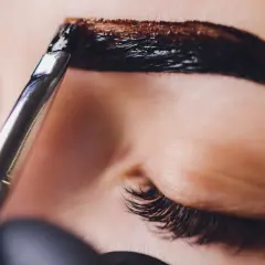 Jaka henna do brwi? Wybierz idealny typ i kolor dla siebie!