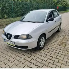 Srebrny Seat Cordoba stoi na kostce brukowej.
