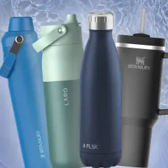 Vier stilvolle Trinkflaschen für Erwachsene, darunter Stanley und LARQ, vor einem Hintergrund mit Wasserwellen. Die beste Trinkflasche erwachsene für jeden Anlass.
