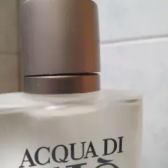 Szklana butelka z napisem ACQUA DI GIO 100ml, z metalową nakrętką.