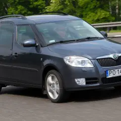 Szara Skoda Roomster w ruchu drogowym. Wiele osób szuka skoda roomster opinie, by podjąć decyzję o zakupie.