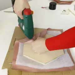 Użyj kleju tapicerskiego, by stworzyć zakładki do firanki panelowej.